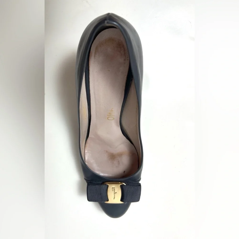 SALVATORE FERRAGAMO Vera charcoal  leather  pumps  7